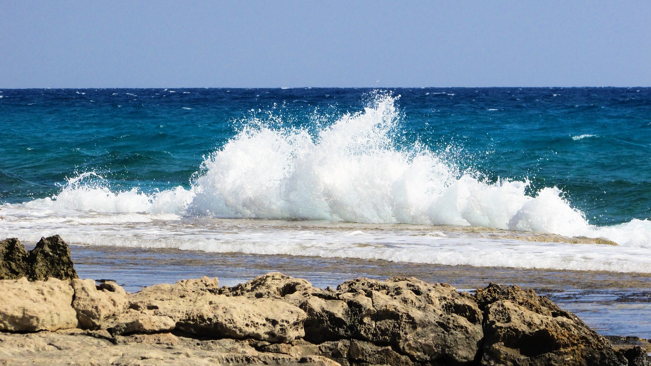 Image - wave smashing spray foam sea