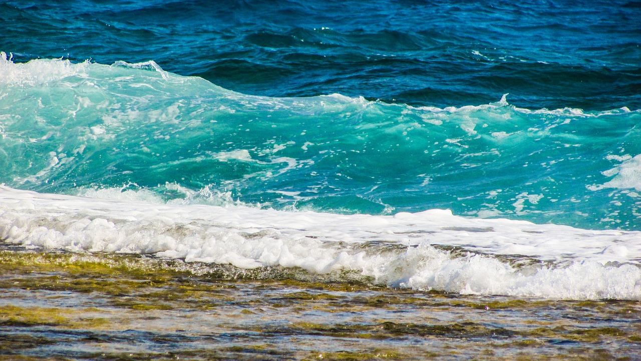 Image - wave smashing spray foam sea