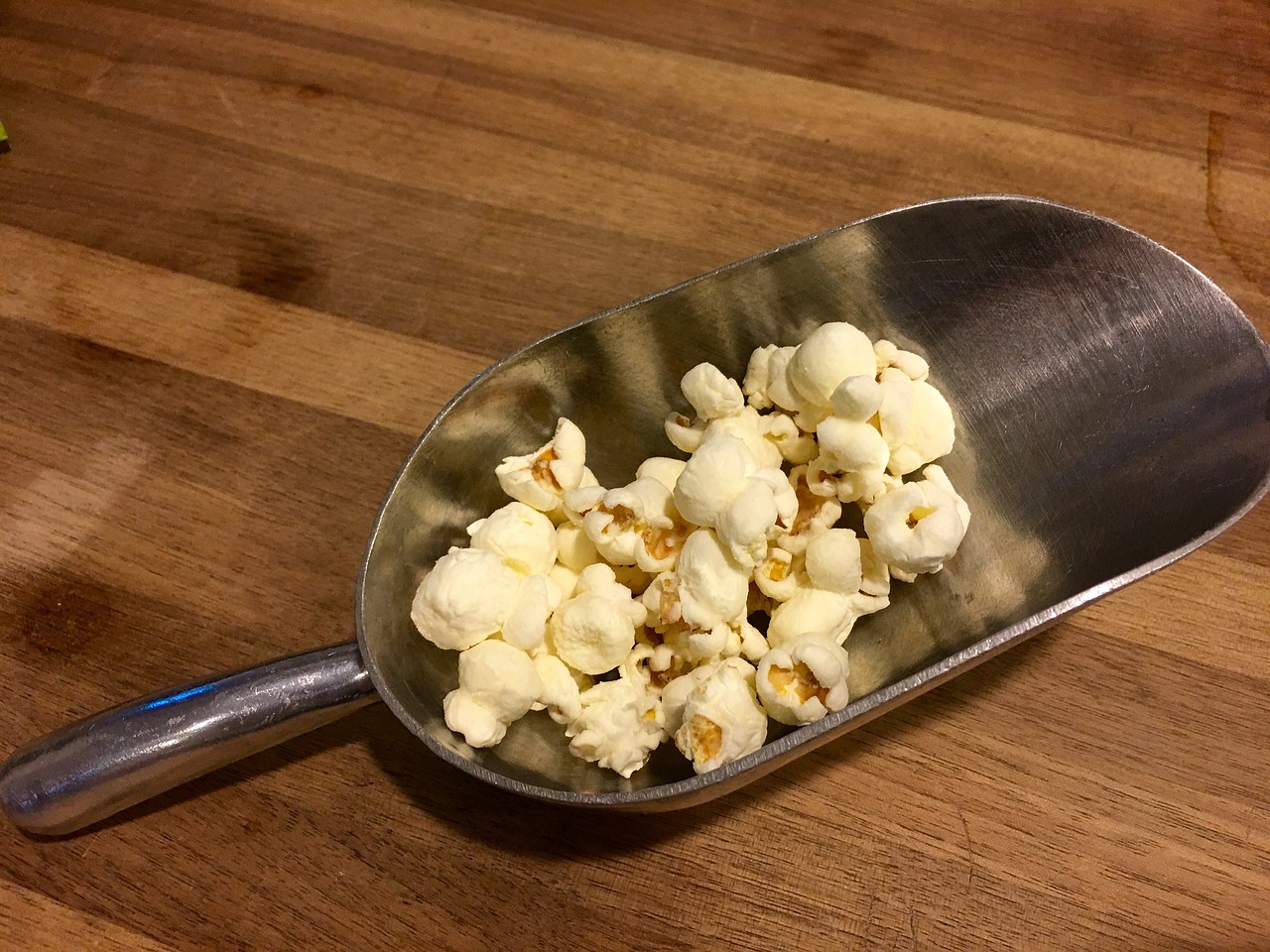 Image - scoop popcorn scoop popcorn food