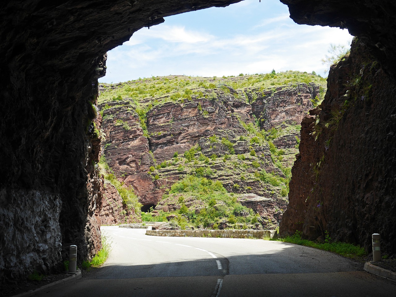 Image - daluis gorges tunnel exit red rocks