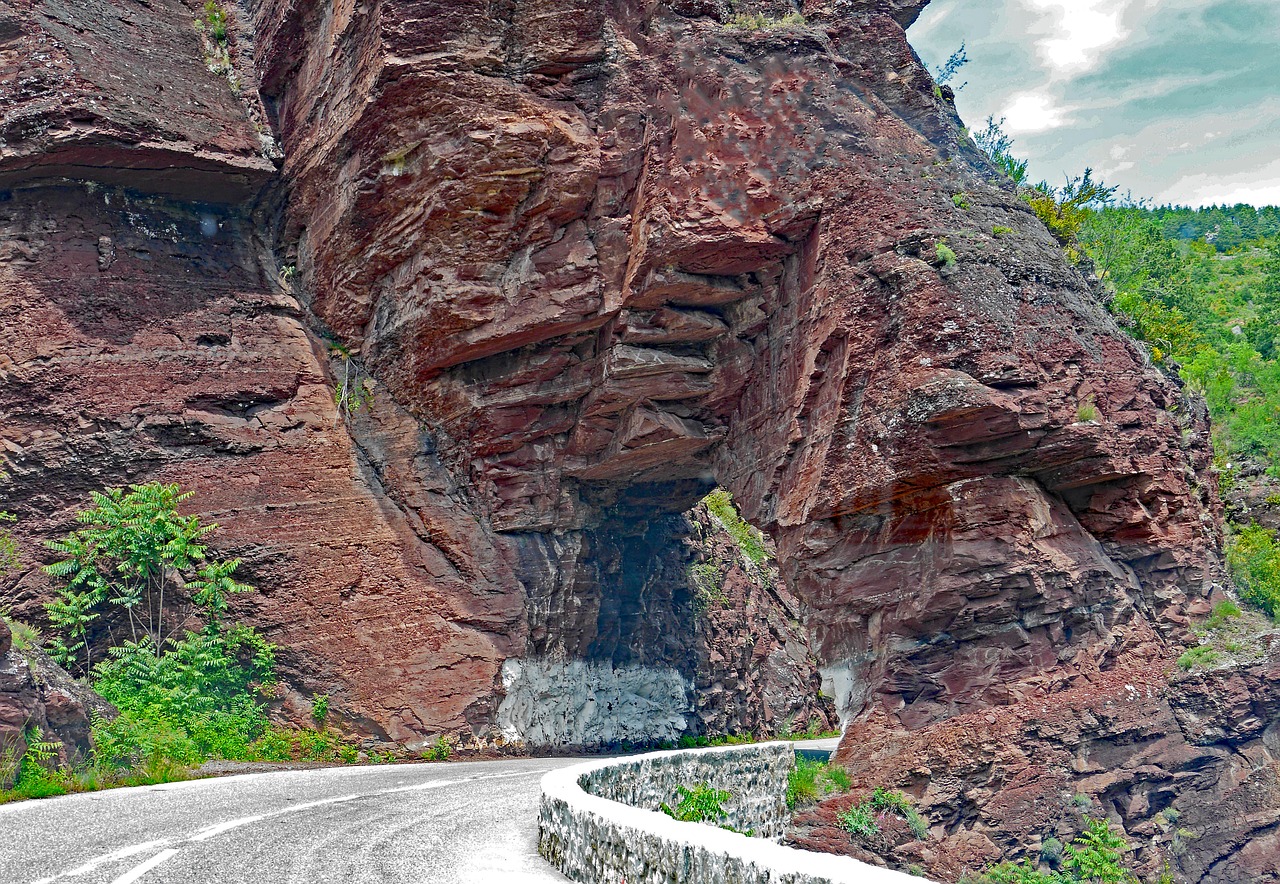 Image - daluis gorges red rocks transit