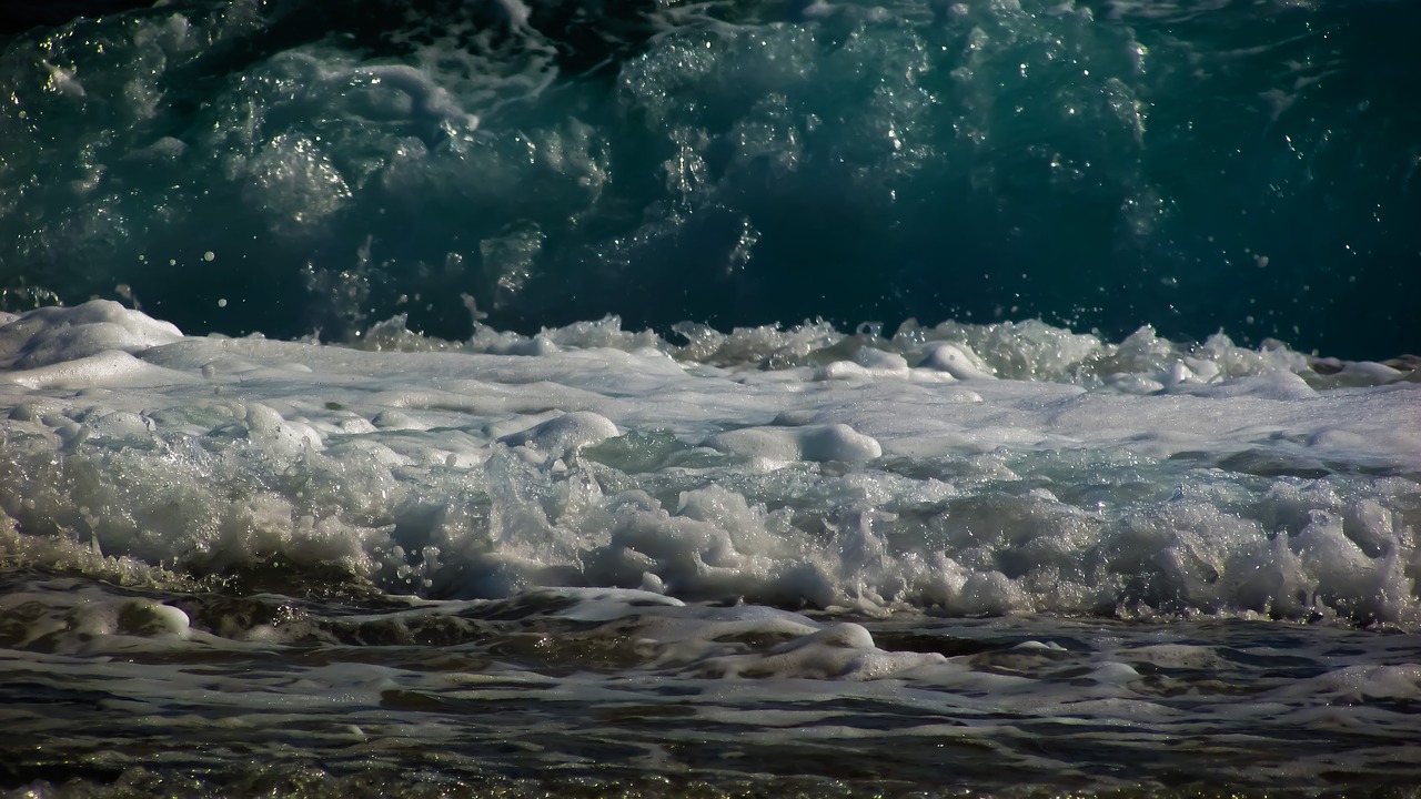 Image - wave smashing spray foam bubbles