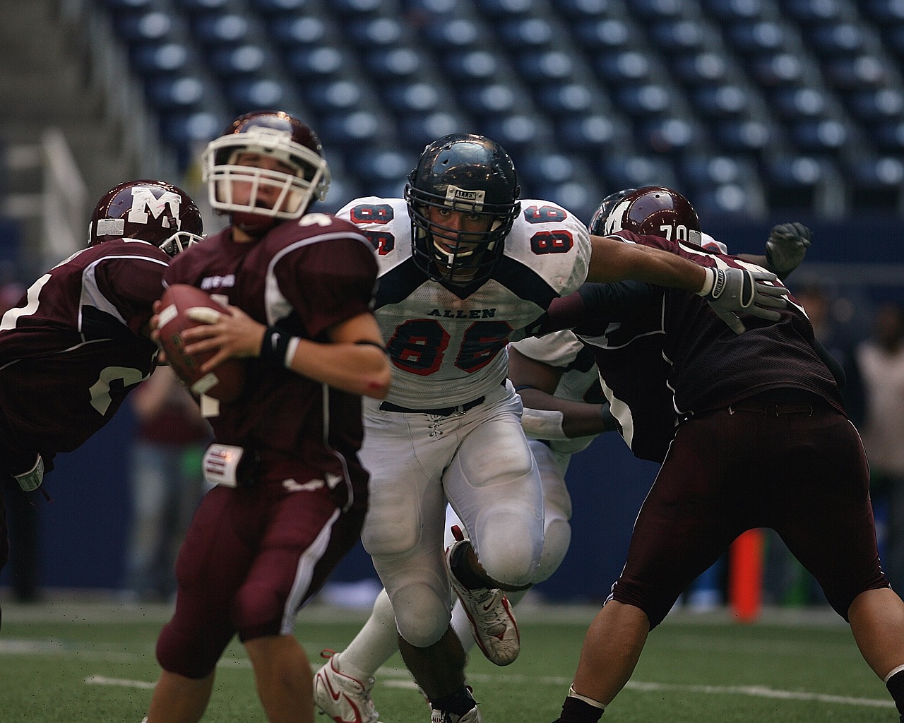 Image - american football attacking players