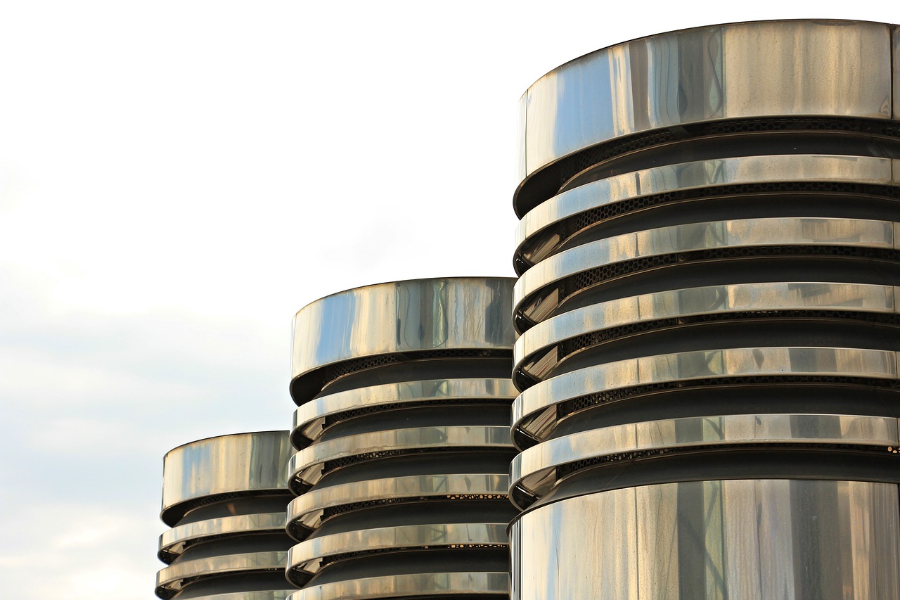 Image - columnar three pillars chrome metal