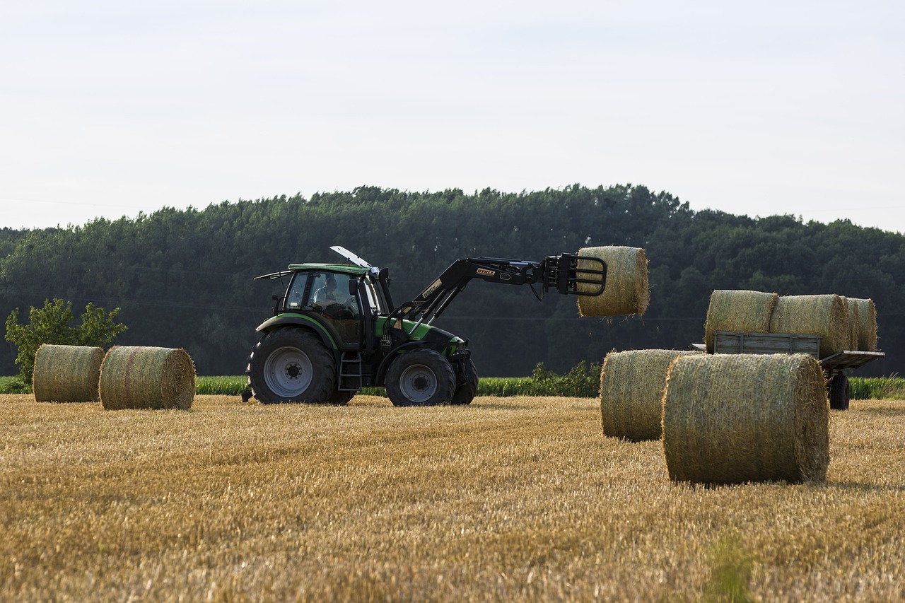 Image - tractor harvest straw bauer