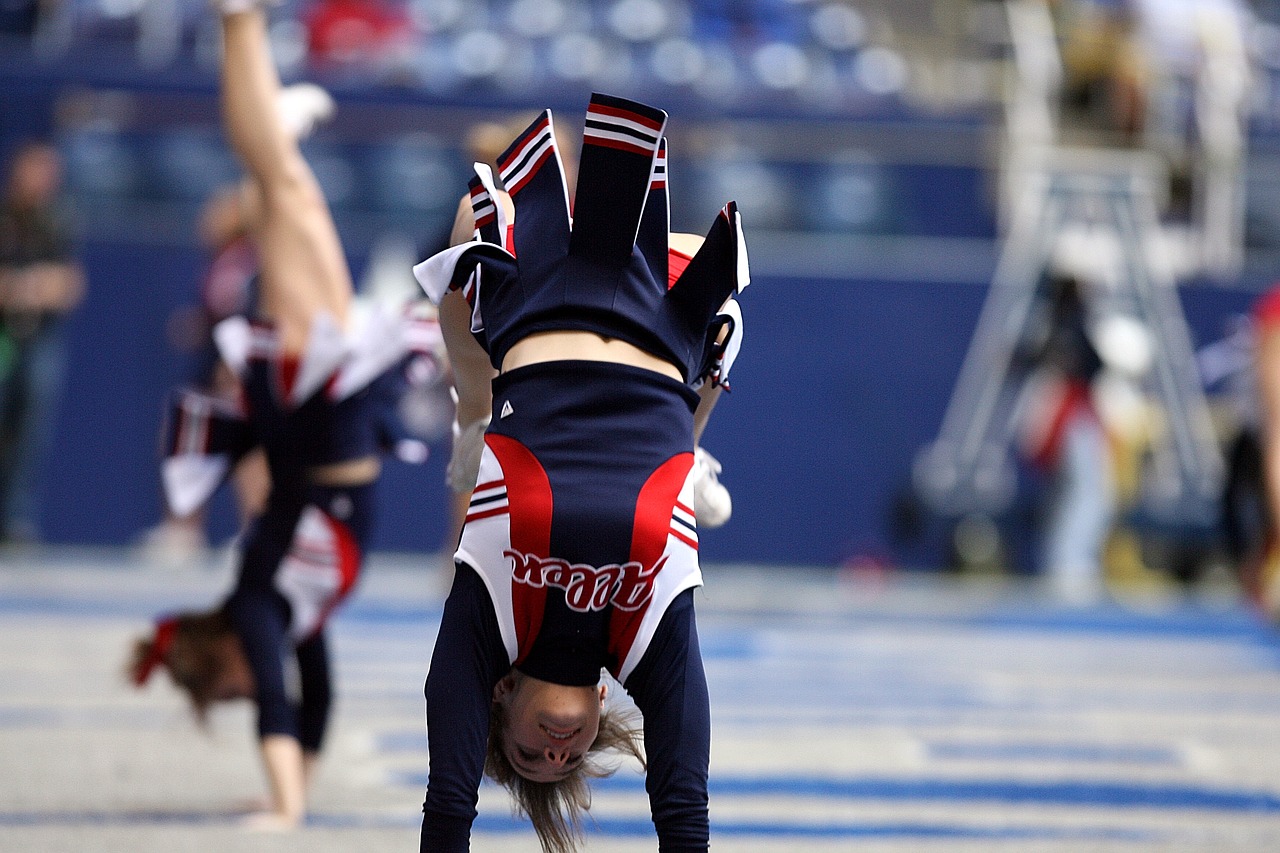 Image - cheerleader somersault acrobatic