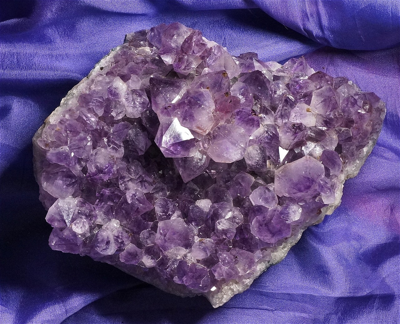 Image - amethyst cluster quartz amethyst