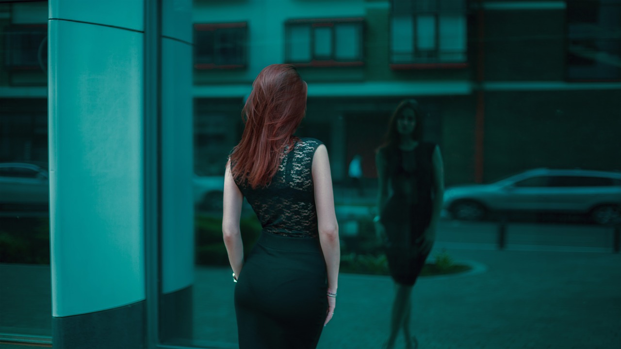 Image - girl behind from the back dress