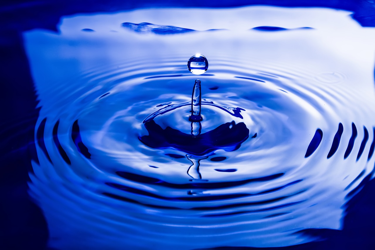 Image - water drop still splash blue