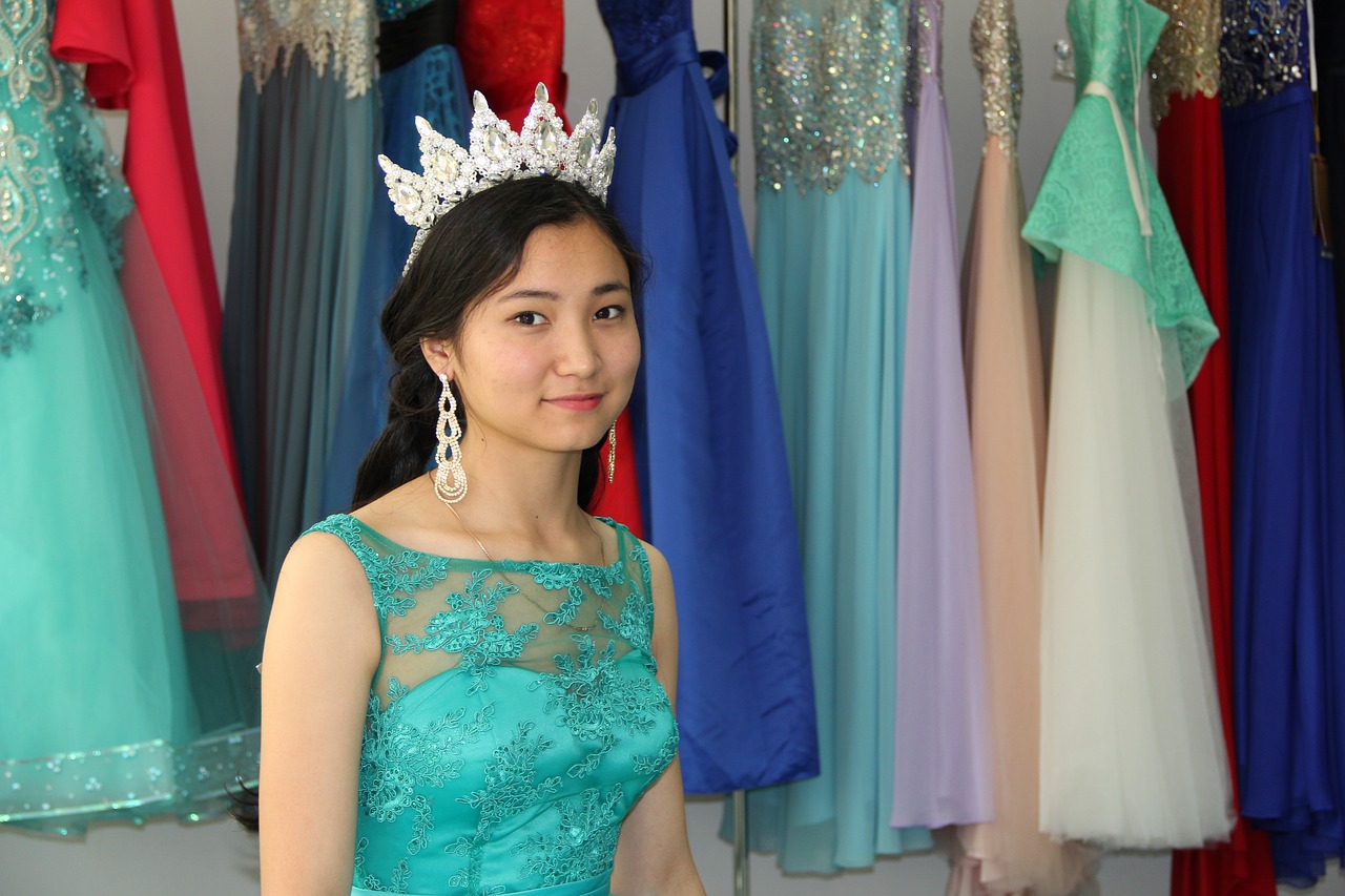 Image - evening dresses crown woman young