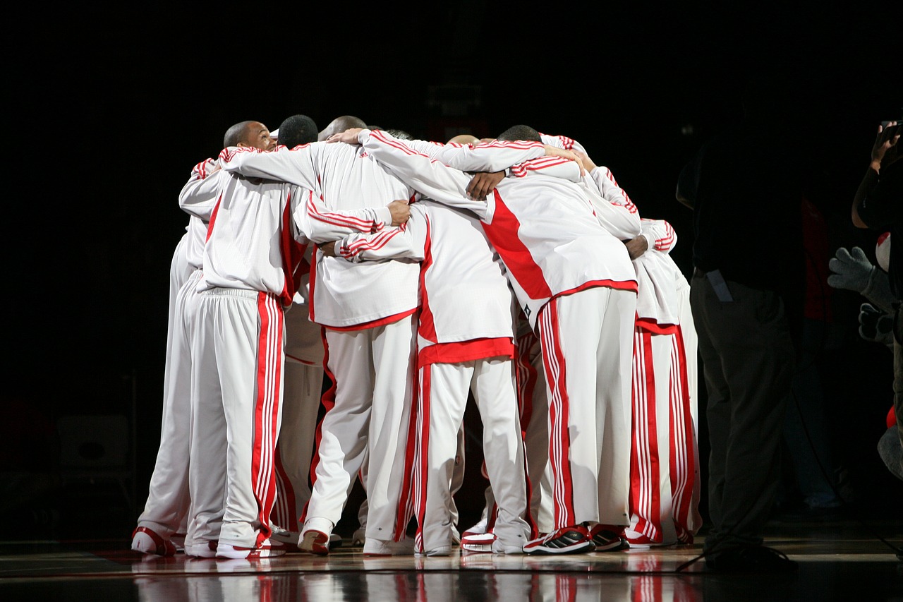 Image - pro basketball team huddle