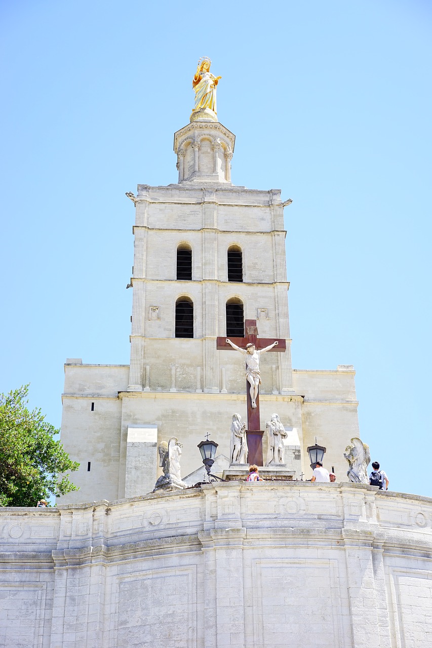 Image - cathedral notre dame des doms cross