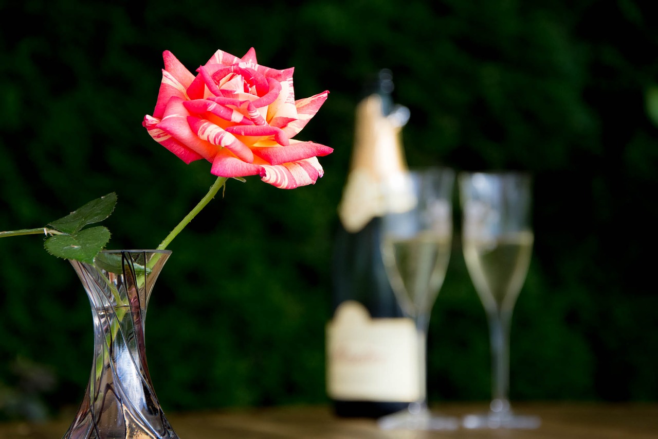Image - aperitif pink champagne glasses