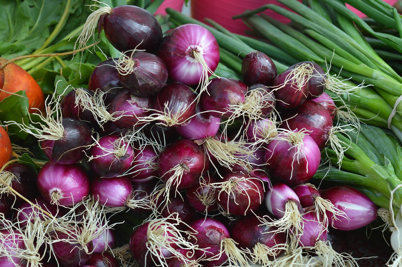 Image - onions red green vegetables market