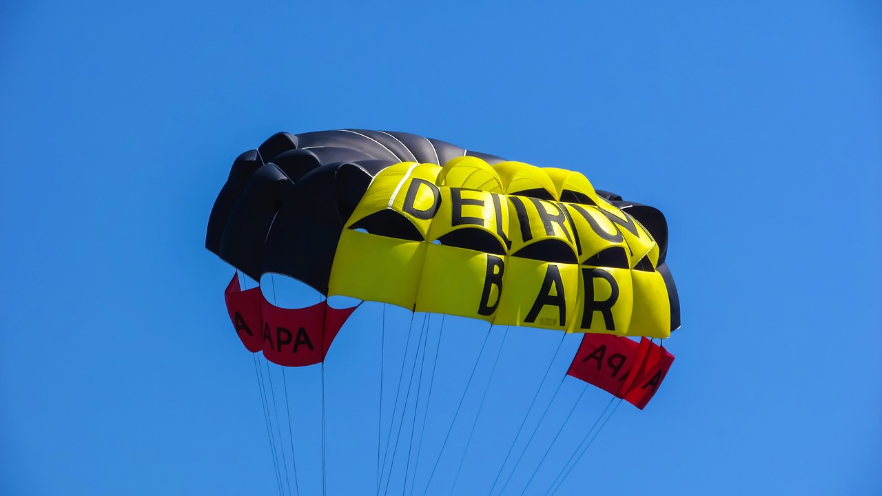 Image - parachute paragliding balloon