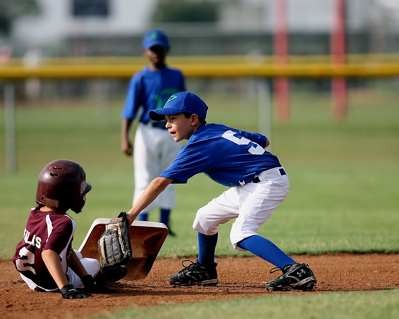 Image - baseball player tag second base