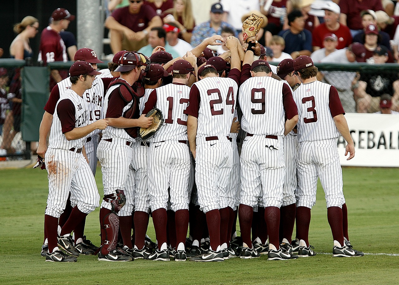 Image - baseball team meeting huddle game