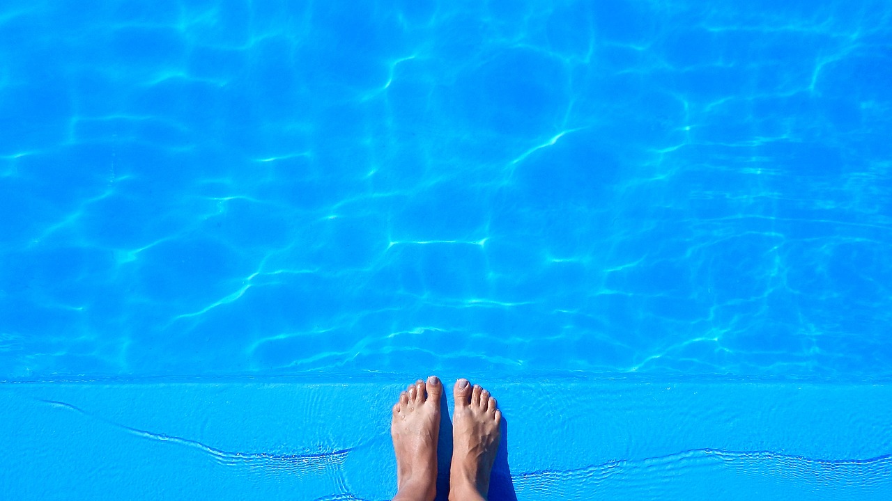 Image - pool feet closed for holiday