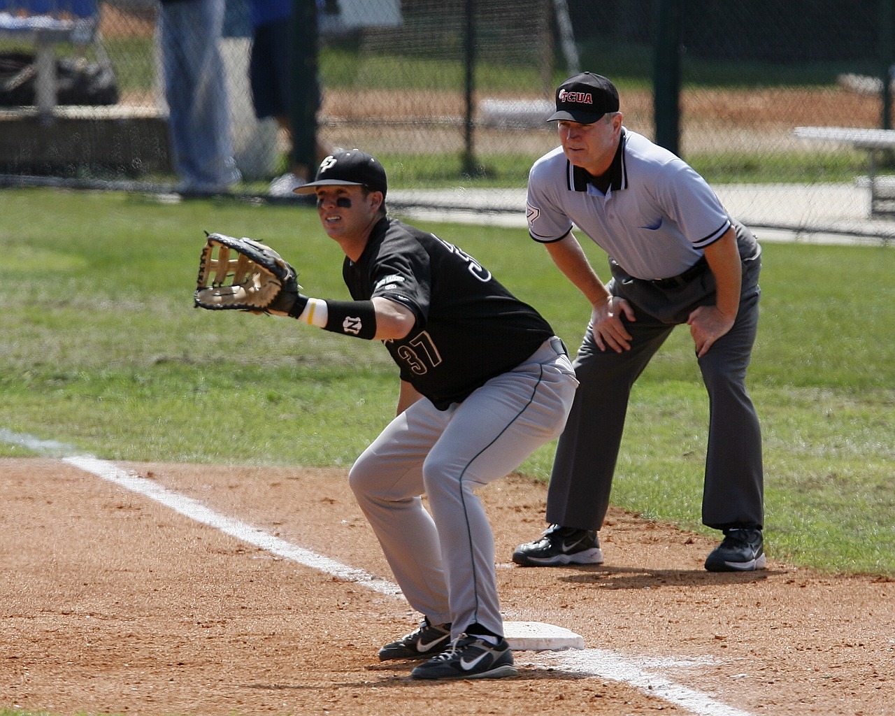 Image - baseball first base umpire game