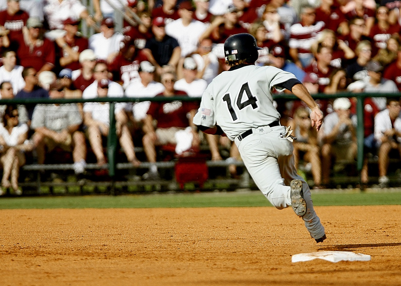 Image - baseball runner rounding third