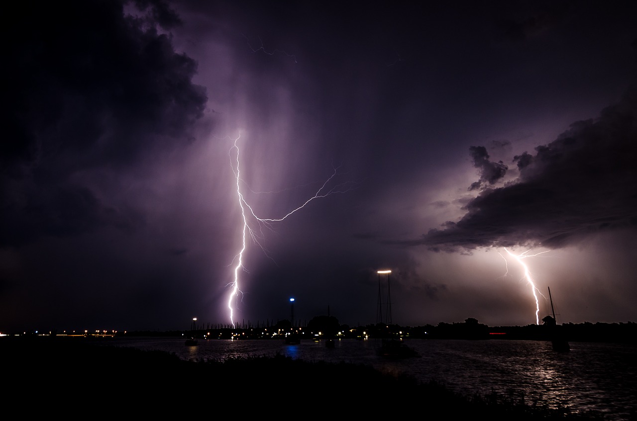 Image - lightning lightning bolt night