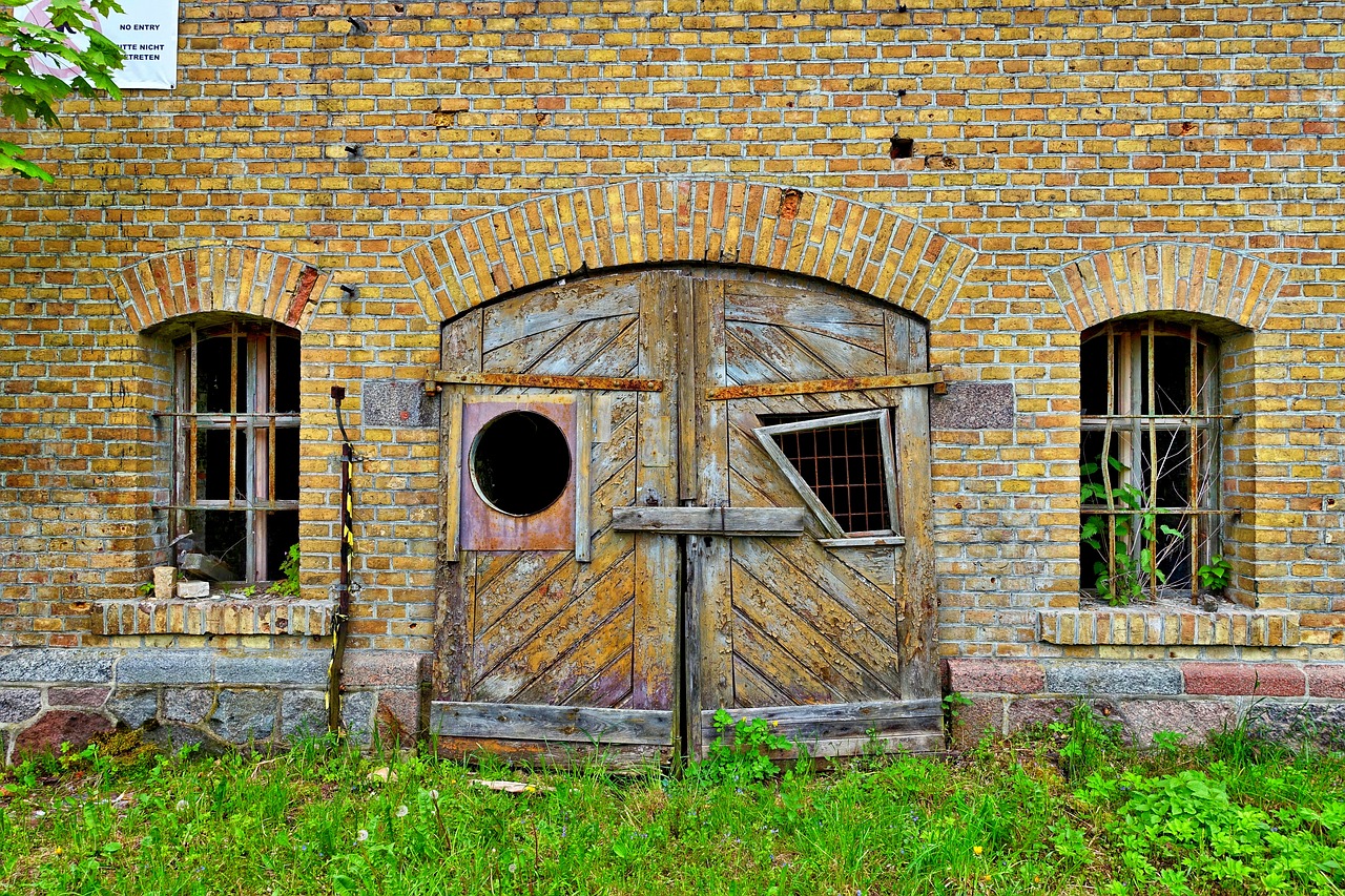 Image - door ruin barn entrance abandoned