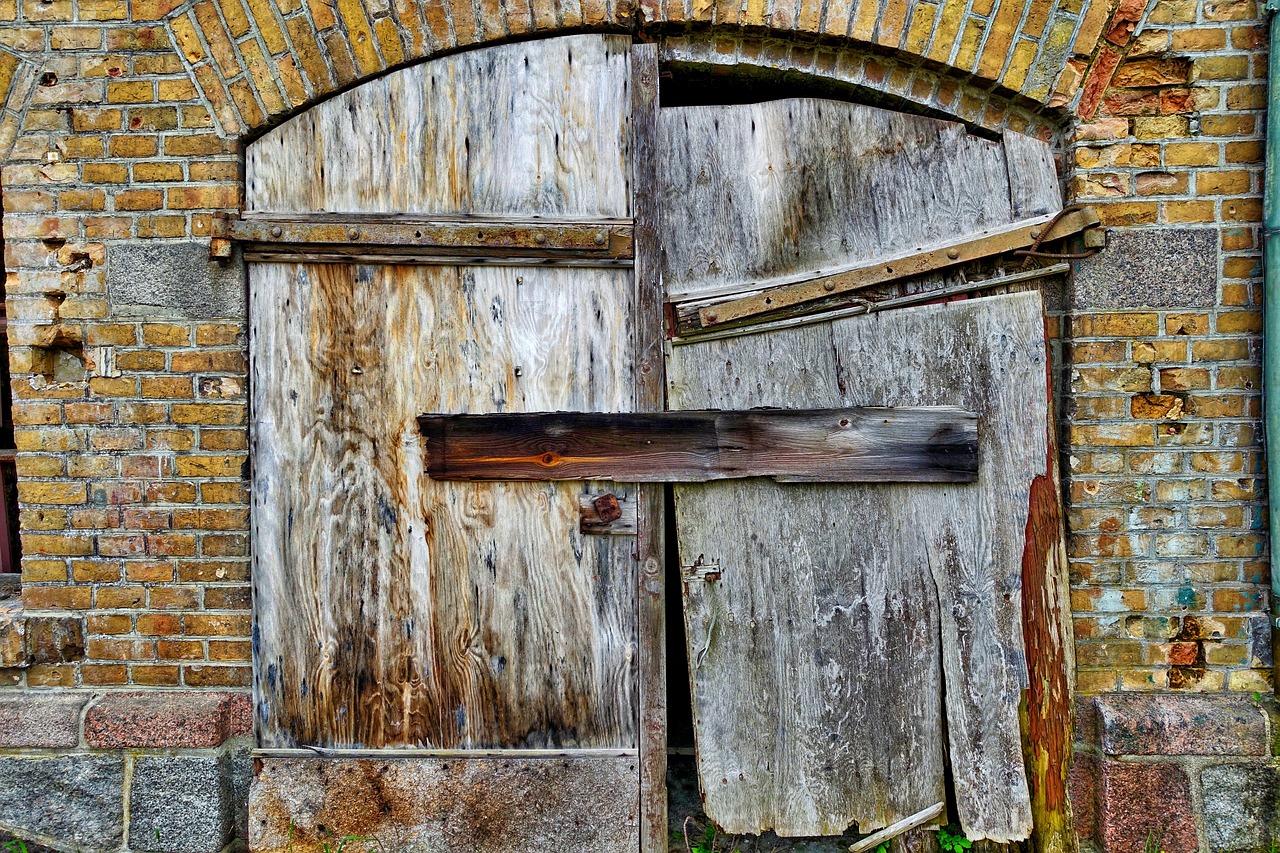 Image - door ruin barn entrance abandoned