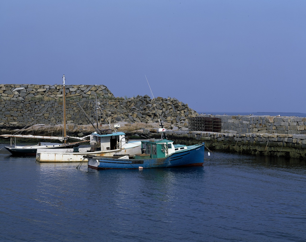 Image - boats seawall granite pigeon cove