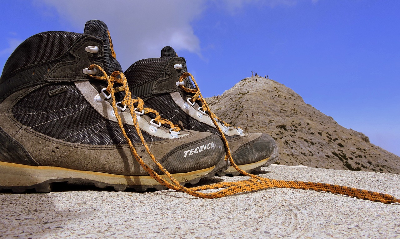 Image - boot mountain top carega refuge