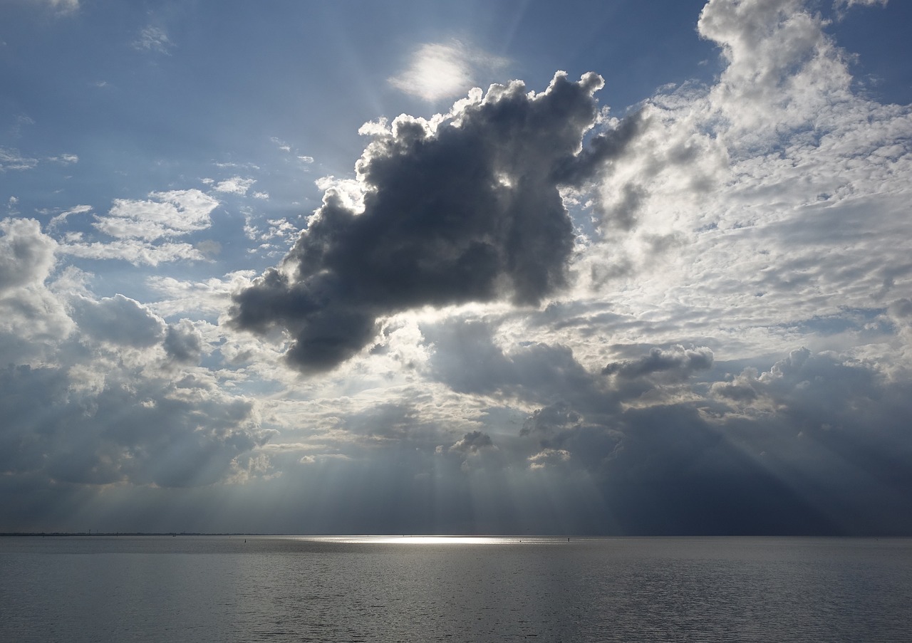 Image - cloud formation sea sunbeam