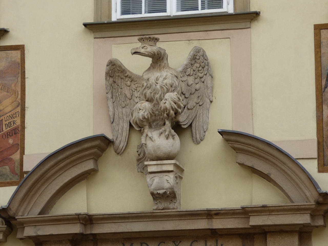 Image - eagle sculpture crown decorating