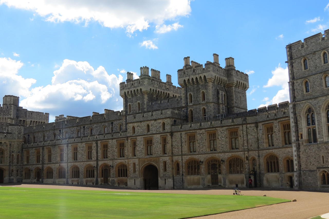 Image - windsor castle queen royal uk