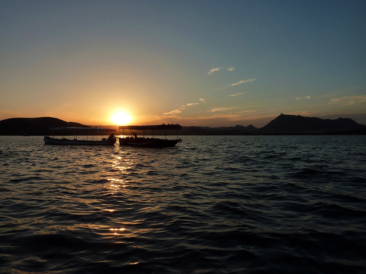 Image - romance sunset lake boats sun