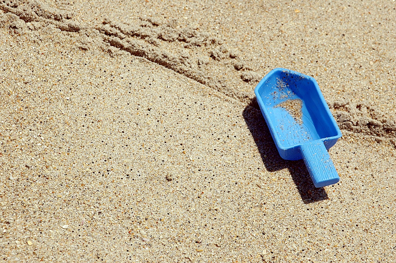 Image - beach toy shovel left behind nobody