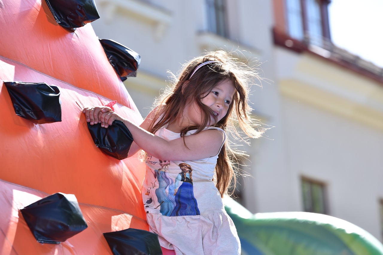 Image - jumping castle children climbs wind