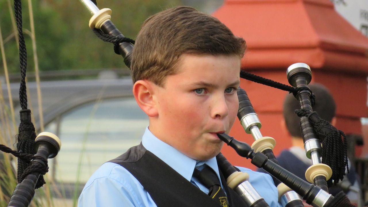 Image - bagpipes scotland child