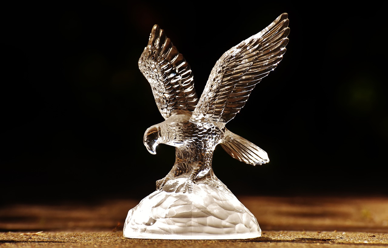 Image - raptor adler glass figure
