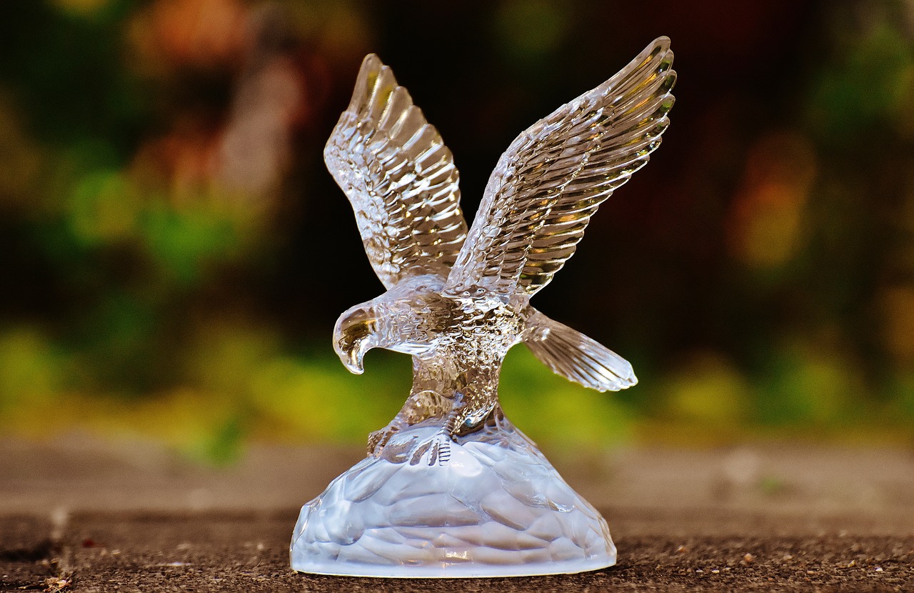 Image - raptor adler glass figure