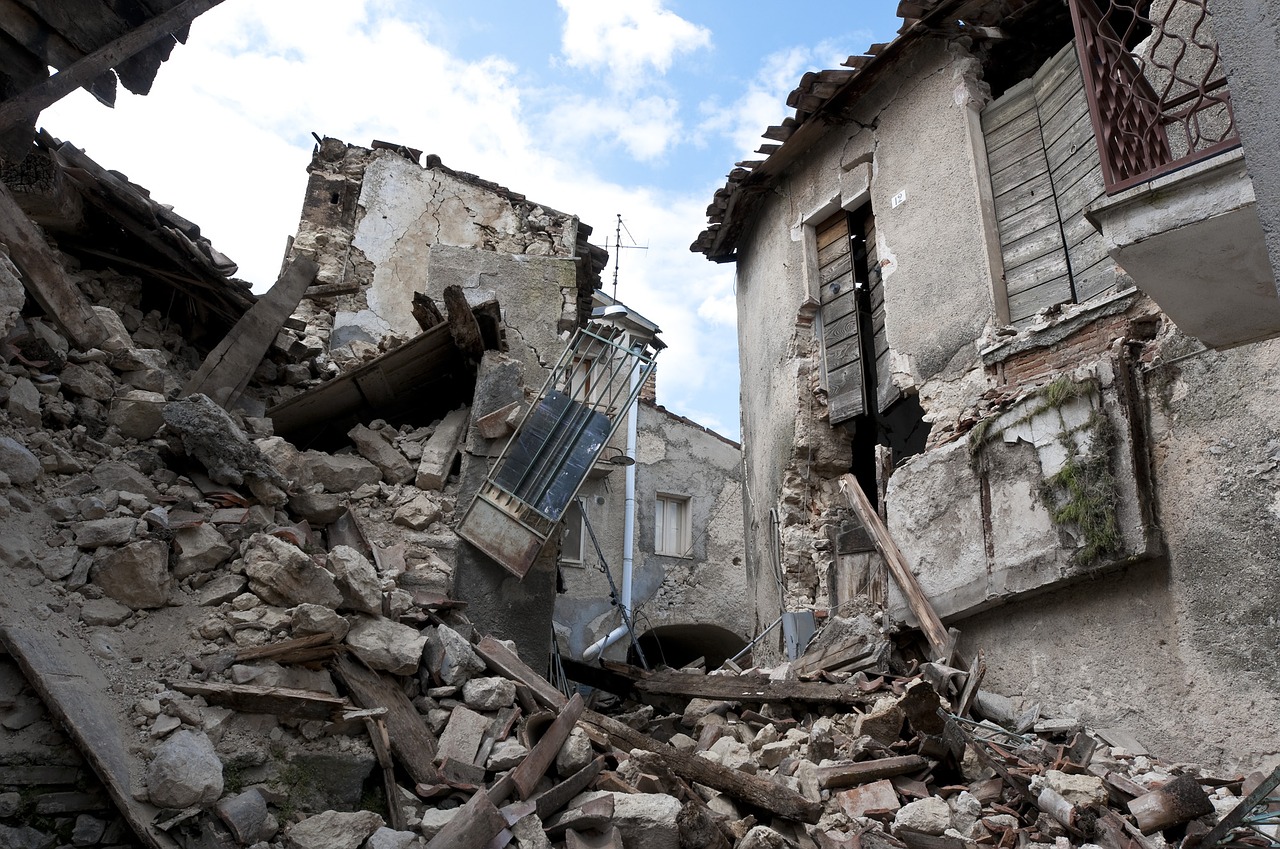 Image - earthquake rubble l aquila collapse