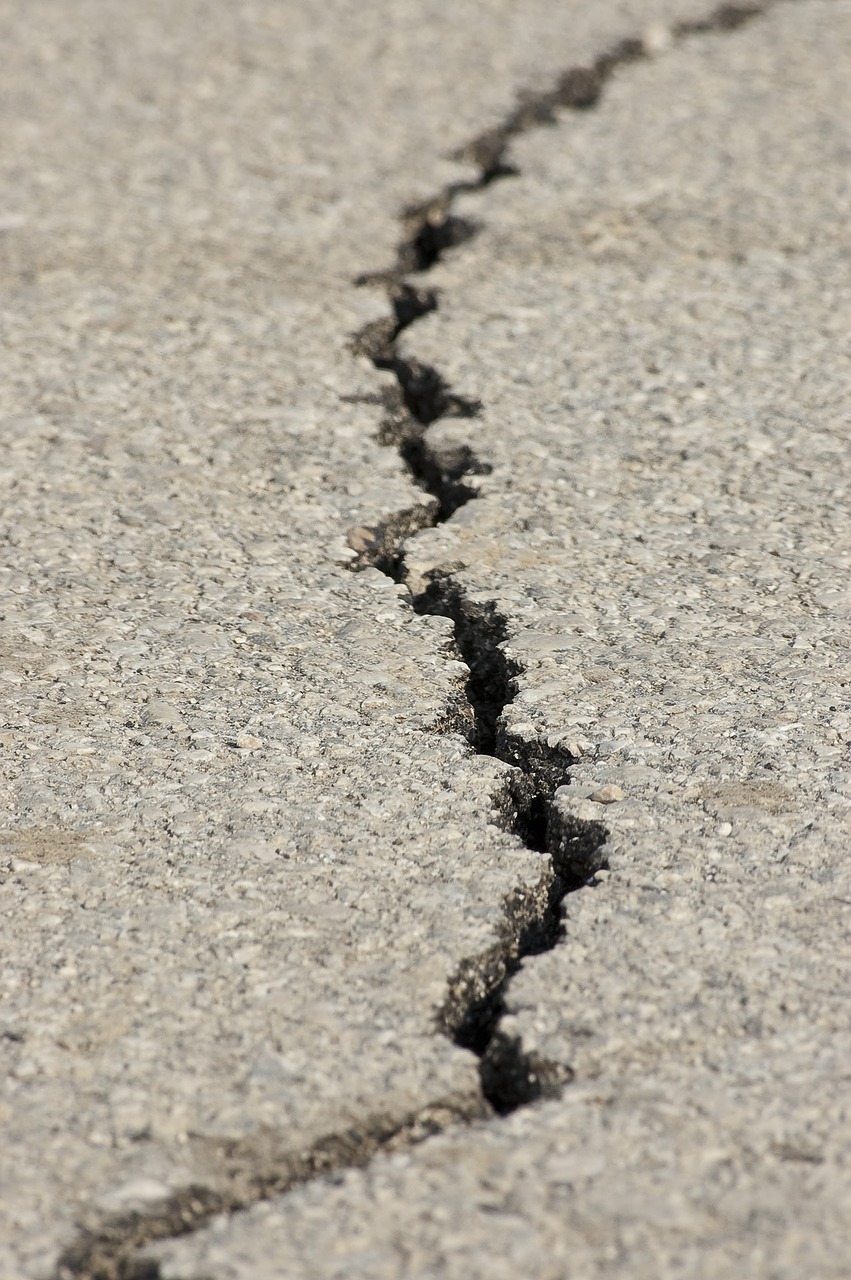 Image - earthquake fracture asphalt split