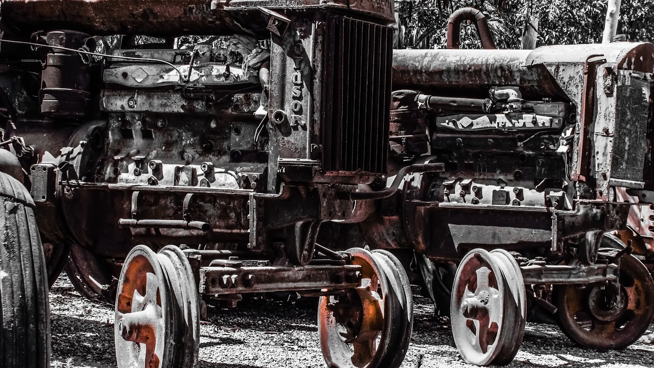 Image - tractor old rusty machinery