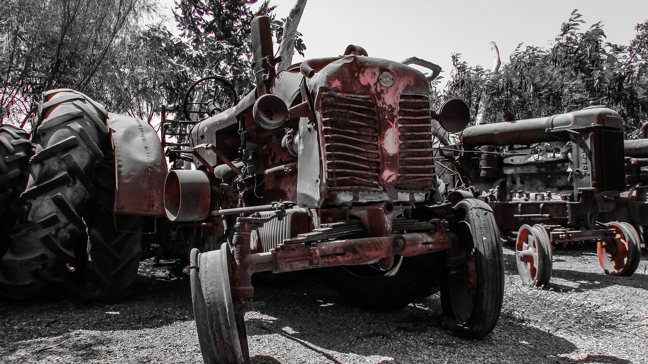 Image - tractor old rusty machinery