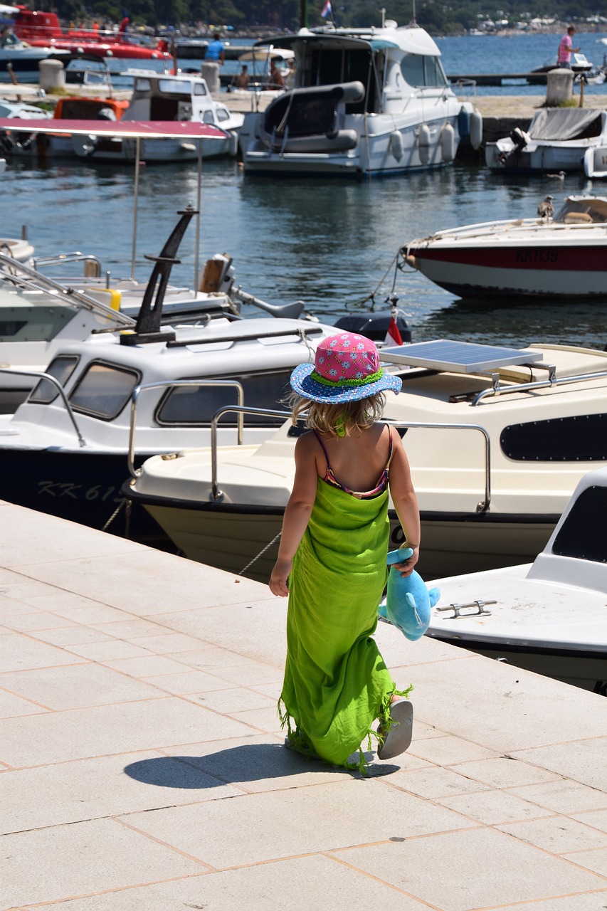 Image - child sea boats