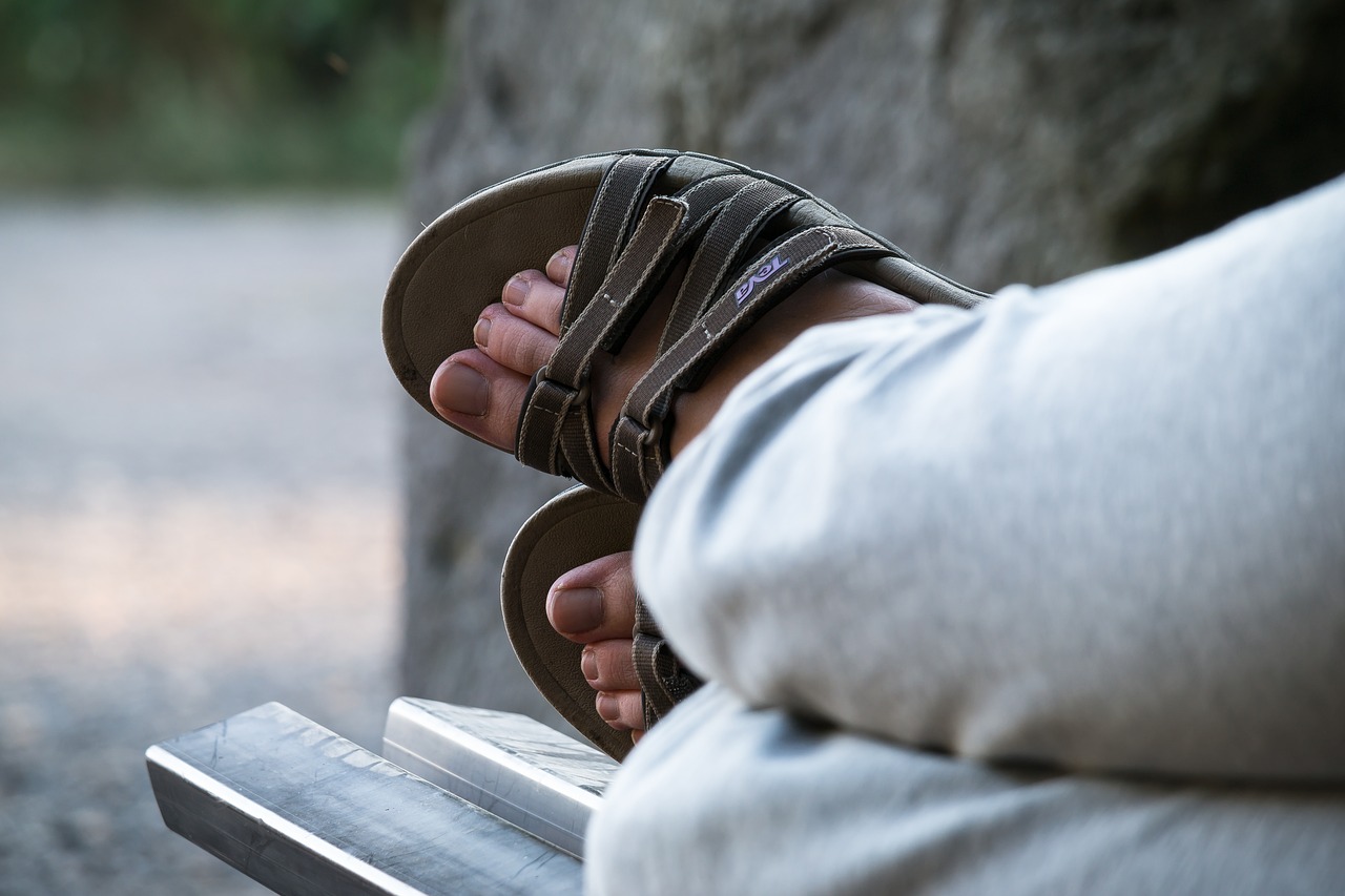 Image - feet sandals bank rest shoes ten