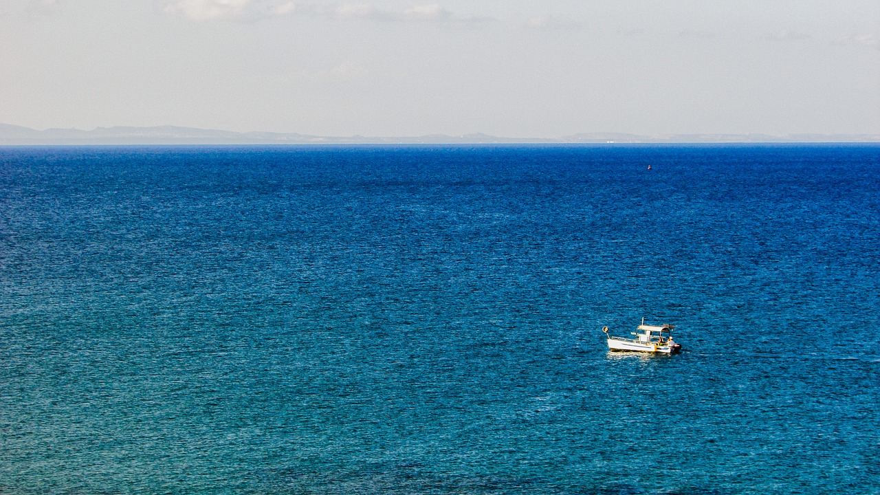 Image - boat sea horizon calm serenity