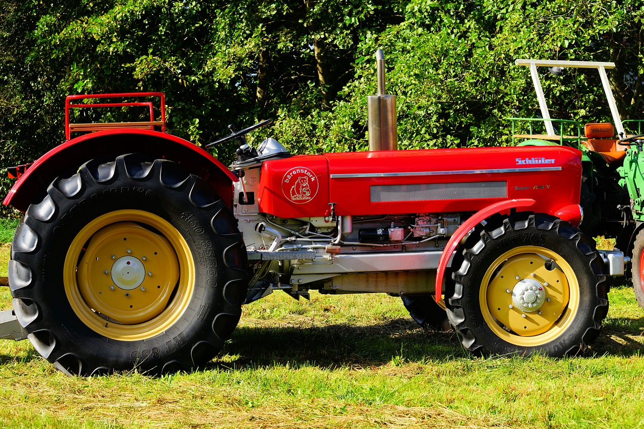 Image - tractors schlüter oldtimer red