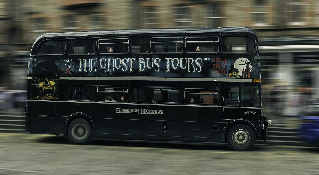 Image - edinburgh lawnmarket bus