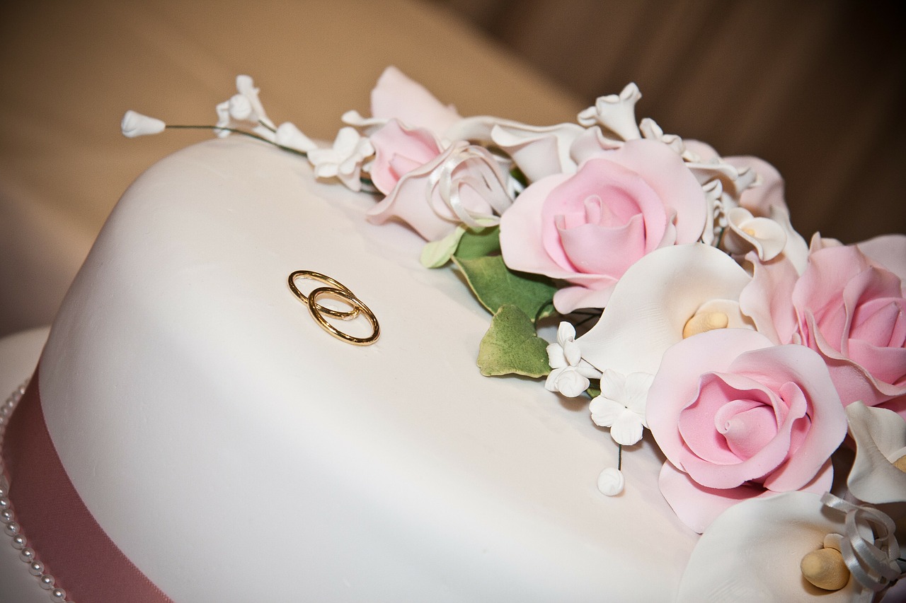 Image - cake decorated floral roses white