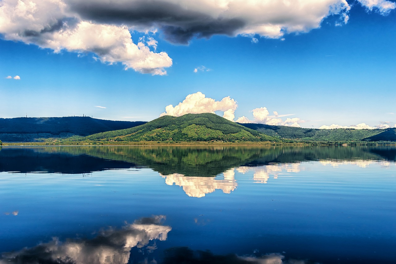 Image - lake mountain mirroring italy