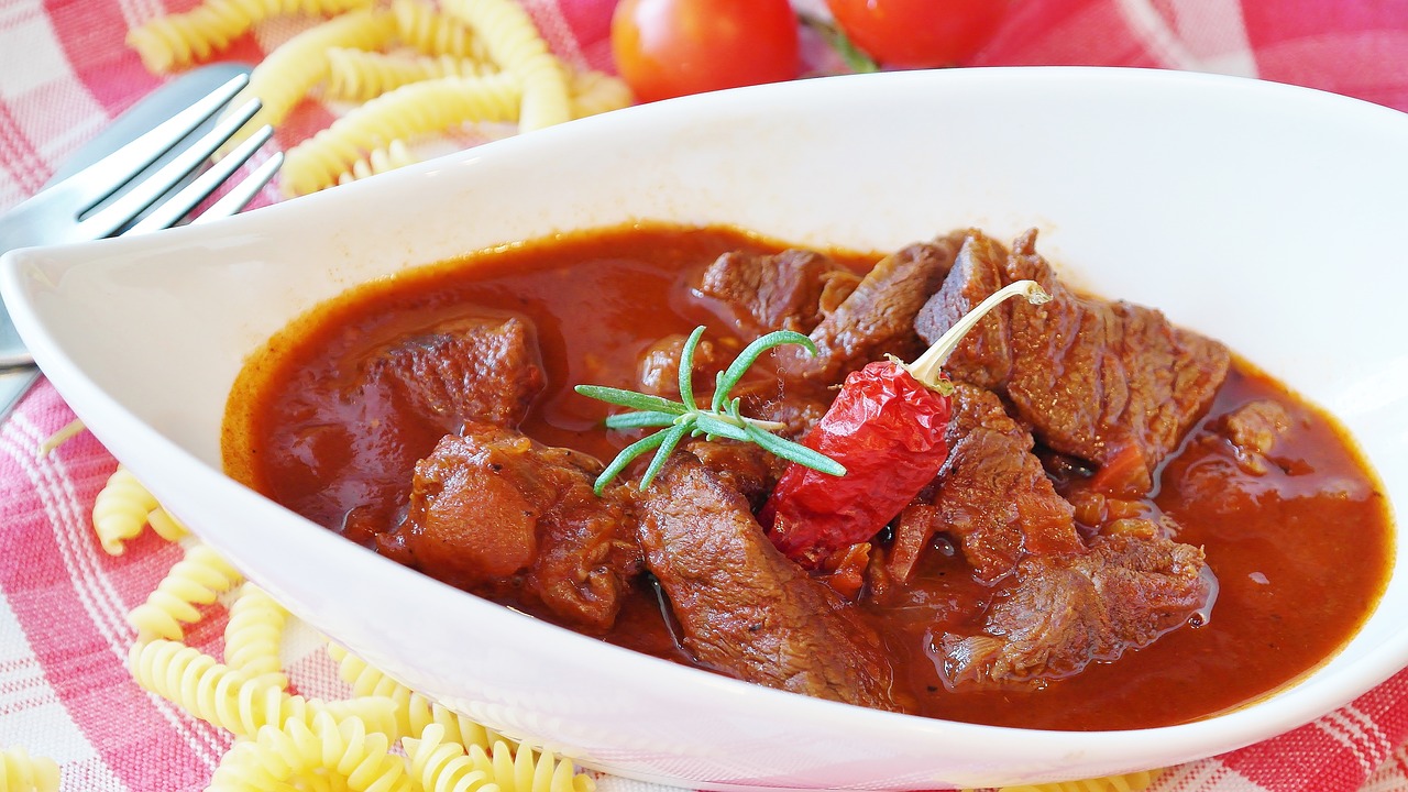 Image - goulash meat beef court